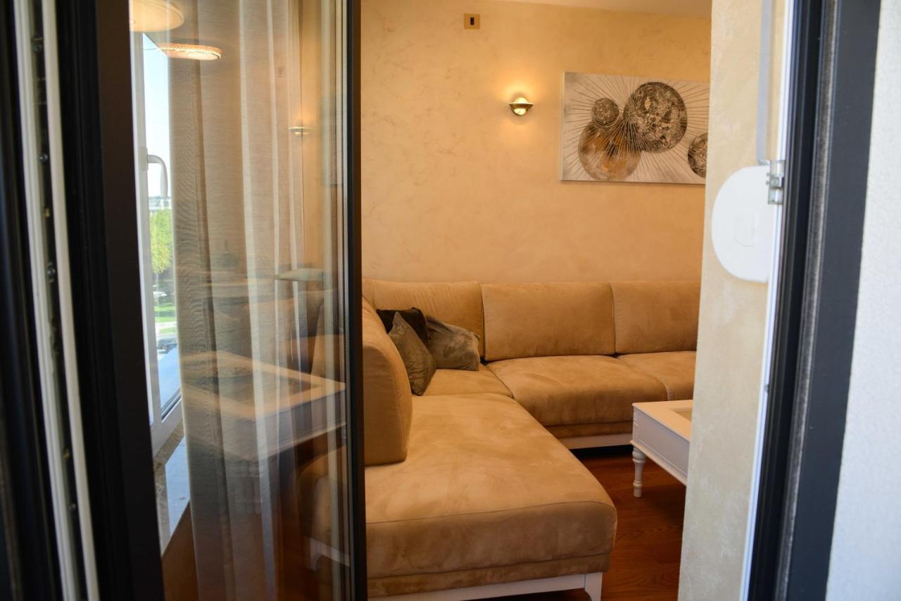 Tesla 70 Apartment With Secure Parking In The Garage Novi Sad Exteriér fotografie