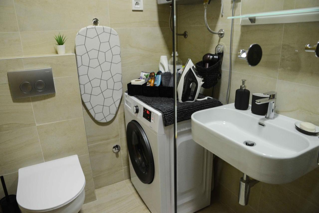 Tesla 70 Apartment With Secure Parking In The Garage Novi Sad Exteriér fotografie